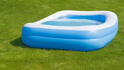 How to blow up a paddling pool in minutes when you DON’T have a pump