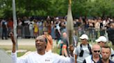 Don’t drop it like it’s hot Snoop Dogg! Rapper in Paris carries Olympic torch | ITV News