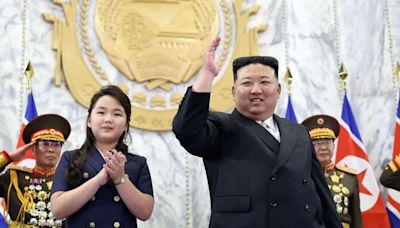 Kim Jong Un educa a su hija para sucederlo, según inteligencia surcoreana