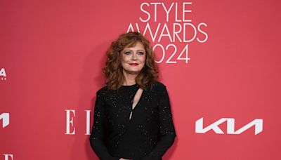 Susan Sarandon recibe de manos de Almodóvar un premio a su trayectoria de la revista Elle