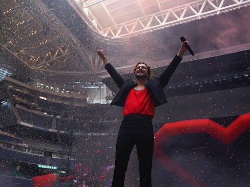 Manuel Carrasco ya es historia de la música: 65.000 personas revientan el Bernabéu para lanzar la última flecha