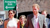 El príncipe Harry pide 'respeto y aprecio' junto a Meghan Markle en una jornada llena de detalles y anécdotas en Alemania