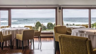 El restaurante con estrella Michelin en un pueblo gallego que se encuentra frente al mar y presume de unas vistas increíbles