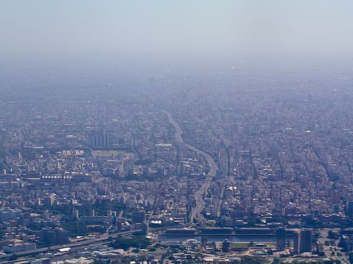 “Cortina de humo”: el SMN emitió una alerta en el AMBA y 13 provincias por reducción de la visibilidad y mala calidad del aire