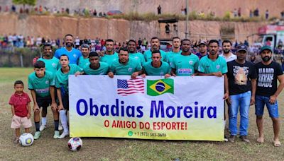 VÍDEO | Ex-goleiro Bruno tira fotos com fãs e falha em jogo no Norte do ES