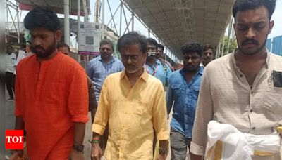 Controversy surrounds AR Murugadoss' visit to Tiruchendur Temple | Tamil Movie News - Times of India