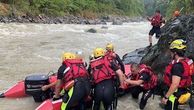 新北烏來福山大羅蘭溪水暴漲 4童受困急流全獲救