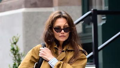 Katie Holmes: Das macht ihren Trenchcoat fürs Frühjahr 2024 so elegant und lässig zugleich