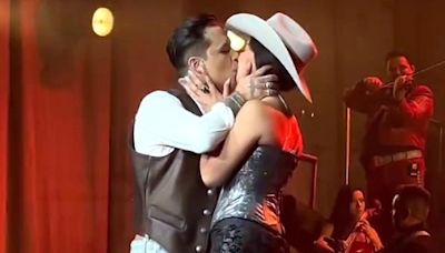 Ángela Aguilar y Christian Nodal se dejan ver muy enamorados en pleno concierto - El Diario NY