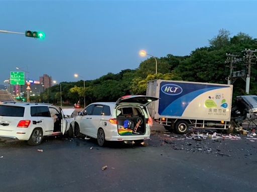 北投驚傳嚴重車禍！3車相撞「貨車車頭全毀」3人送醫 現場畫面超驚悚