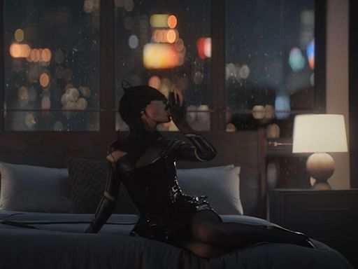 Ariana Grande hizo de Gatúbela en su nuevo video cargado de sensualidad