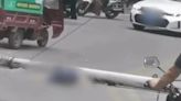 重慶鬧市電線桿倒塌砸死1人 官方：遭鏟車撞倒 司機正接受調查