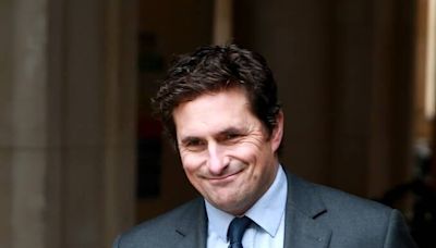 UK cabinet minister calls shoulder surfer ‘little weirdo’