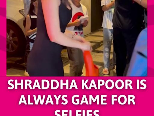 Shraddha Kapoor Is Always Ready For Selfies And Autographs! | Entertainment - Times of India Videos