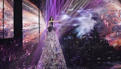 Katy Perry 'voa' e usa saia gigantesca ao se despedir do 'American Idol'; assista