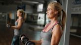 Por qué el entrenamiento de fuerza es crucial para las mujeres que tienen o se acercan a la menopausia