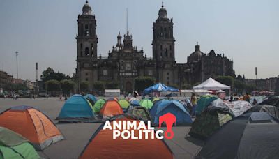 CNTE mantiene paro y plantón en el Zócalo tras reunión con AMLO; rechaza aumento salarial del 10%
