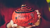 From painted pumpkins to fake spider webs, easy last-minute Halloween decorations