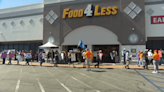 Trabajadores sindicados de Food 4 Less votan por autorizar la huelga