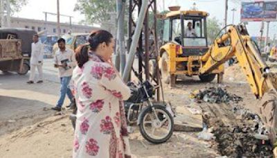 ’Dukaan band karwa dungi’, IAS Tina Dabi threatens shopkeepers during cleanliness drive inspection | Watch | Today News