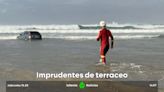 Rescatan de una playa de Cantabria un coche encallado en el agua mientras sus propietarios lo observaban desde un chiringuito