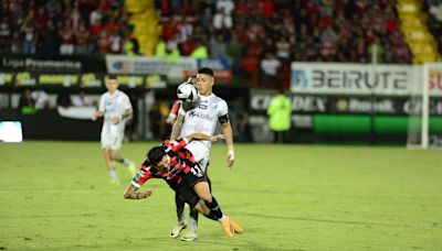 Alexandre Guimares exige explicaciones: ‘No sé qué hay que hacer para que nos piten un penal’