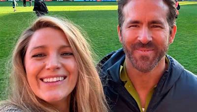 Blake Lively rivela di sentirsi a disagio nel vedere le scene intime del marito Ryan Reynolds: ‘è una tortura crudele’