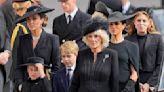 La vestimenta de la familia real para el funeral de la reina transmitió mensajes sutiles
