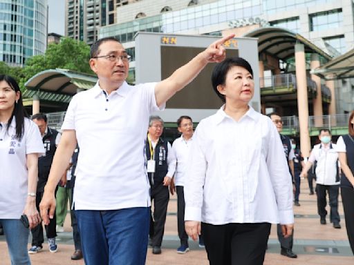 盧秀燕率團赴新北市交流合體侯友宜 餐敘送禮不約而同拿出「襪子」