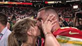 El romántico beso de Taylor Swift y Travis Kelce tras la victoria del deportista en el Super Bowl