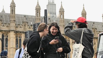 上1秒還在滑下1秒就被搶 英國1年近8萬支手機遭盜竊、大部分找不回來