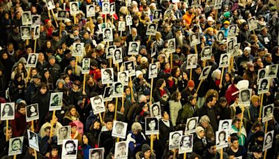 Una multitud silenciosa marcha en Montevideo por los desaparecidos en dictadura