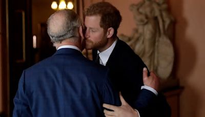 El príncipe Harry regresa a Londres sin Meghan pero con un posible reencuentro con Carlos III