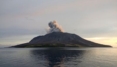 Reabre un aeropuerto indonesio al bajar el nivel de alerta por erupción volcánica