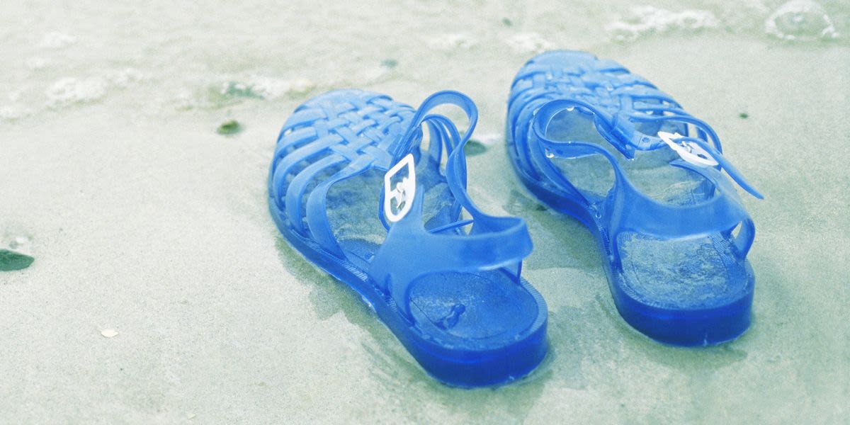 Podiatrists Are Coming For Your Summer Jellies (And 3 Other Types Of Shoes)