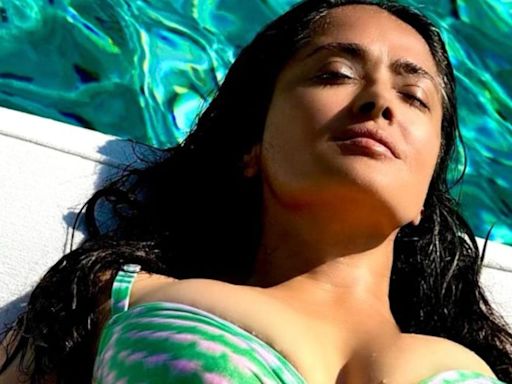 Fotos: Salma Hayek sorprende nadando en bikini y mostrando su curvas