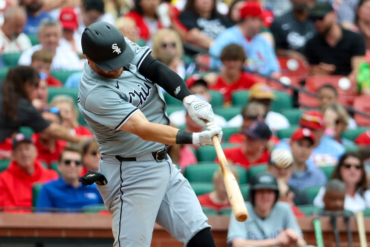 Rangers reacquire switch-hitting OF Robbie Grossman in a trade with the White Sox