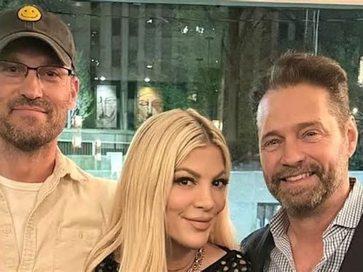 Tori Spelling reunites with Beverly Hills, 90210 costars Brian Austin Green and Jason Priestley in Pittsburgh: 'It's a Donna sandwich'