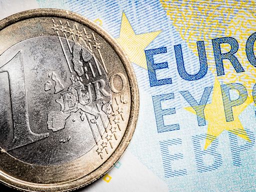 EUR/USD slumps to 1.0700 as US Dollar revives with Fed Powell's speech in focus