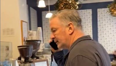 Alec Baldwin fue hostigado por una manifestante pro palestina en una cafetería de Nueva York