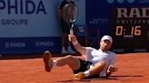 “No estoy seguro de haber visto algo así antes”: un tenista francés ganó el punto del año tras pegarle sentado a la pelota