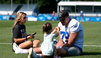 Detroit Lions lose DL John Cominsky, OL Netane Muti for 'long time' due to injuries