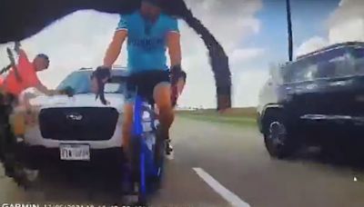 Duras imágenes | Un coche arrolla a dos ciclistas: no frena, los tira al suelo y pasa por encima