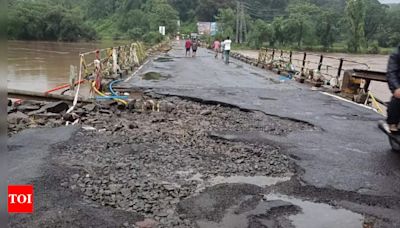 Thane: Ulhas river floods Kalyan's Ryta bridge, traffic diverted | Thane News - Times of India
