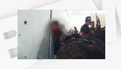 Attaques du 7 octobre: les images choc de la prise d'otages de soldates israéliennes par le Hamas