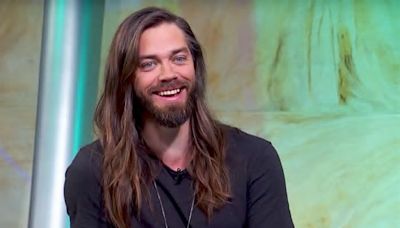 Tom Payne, actor de The Walking Dead, ya es padre de gemelos