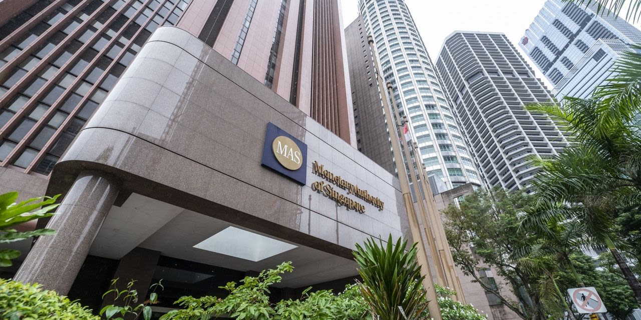 Singapore Central Bank Keeps Policy Unchanged, Sees Stronger Economic Growth Ahead