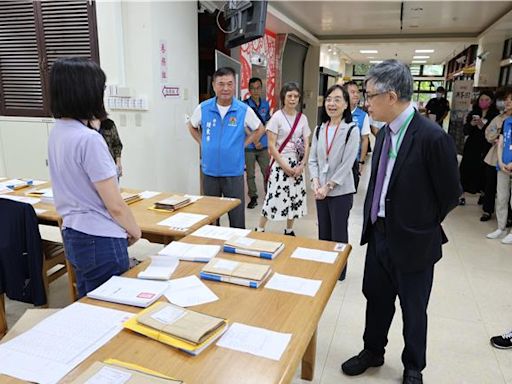 苗栗縣首設國家考場 鍾東錦陪典試委員、考選部部長巡視 - 寶島