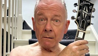 Robert Fripp (King Crimson) se desnuda y nos enseña todo su mástil en este vídeo: nos ha engañado a todos