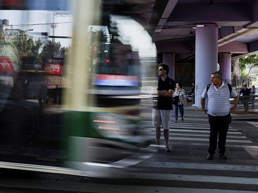 Activos argentinos bajan con recorte de liquidez por huelga sindical